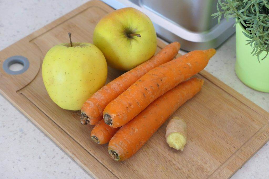 Äpfel, Karotten und Ingwer bereit zum Entsaften