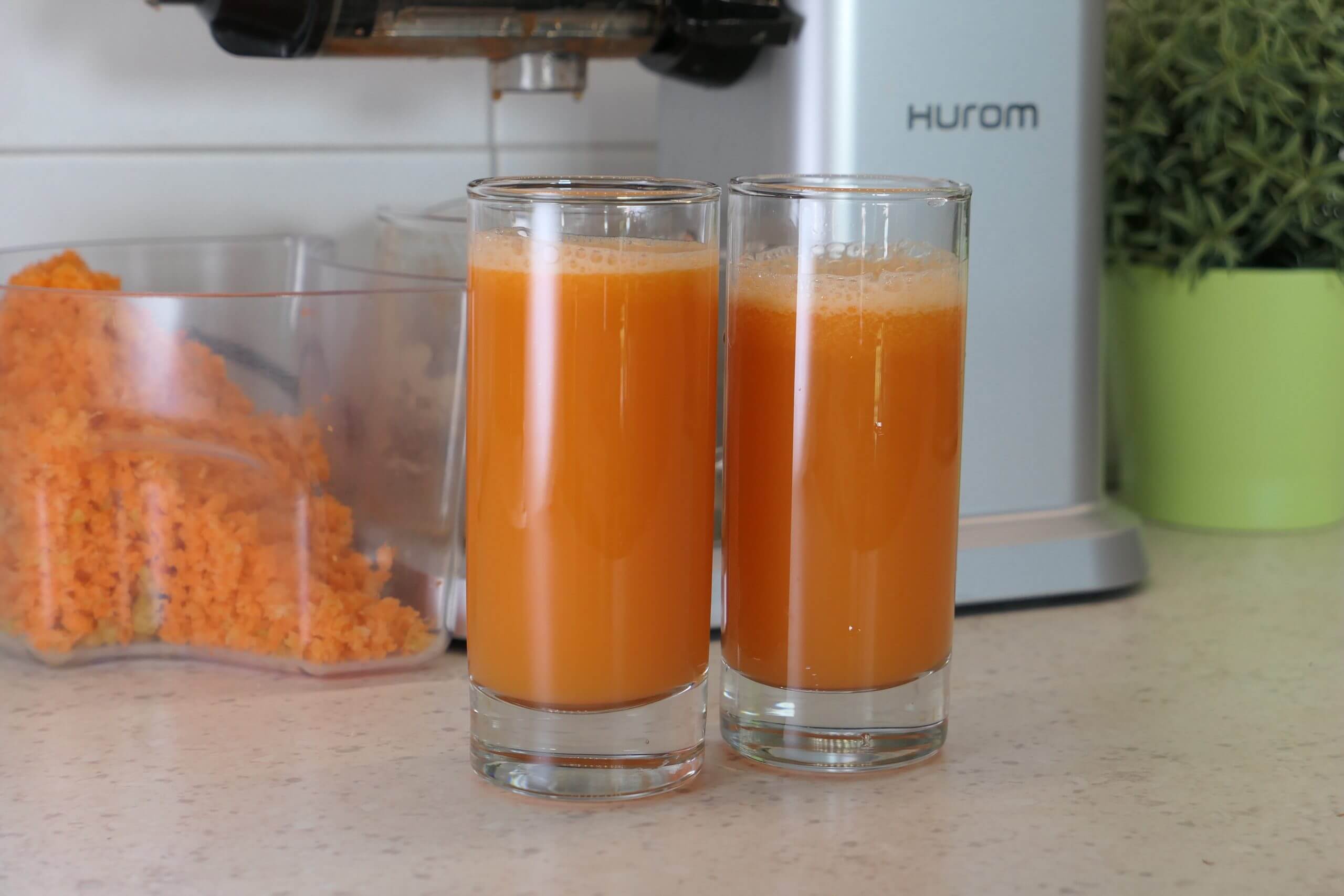 Karotten- und Apfelsaft mit Ingwer, gegossen in ein Glas