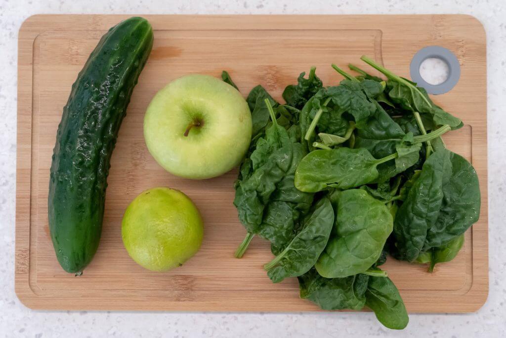 Eine Handvoll Spinat, 1 Salatgurke, 
1 grüner Apfel, 1 Limette