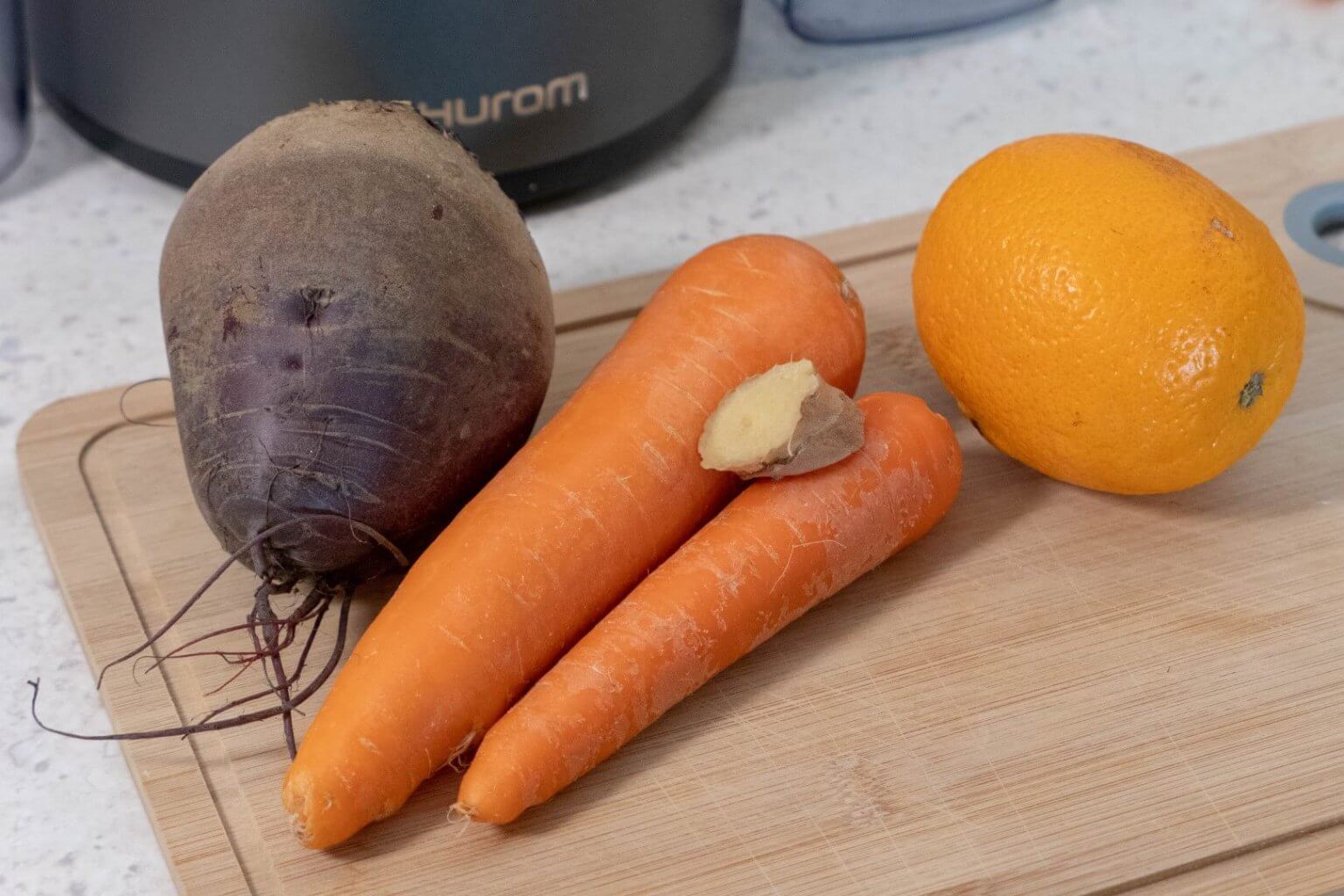 Ingwer, Orange, Rote Bete und Karotten zum Entsaften bereit