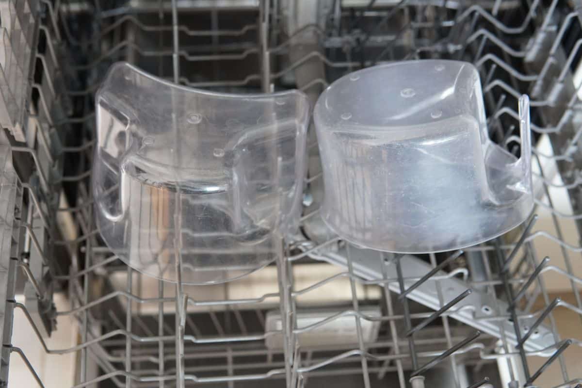Zerkratzter und trüber Slow Juicer Behälter durch Spülmaschinenreinigung 